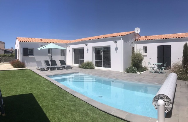 New house with private heated pool, 500 metres from the seafront!