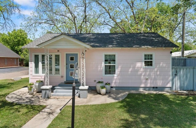 New! LaMoyne's Place - Charming 2-bedroom cottage in the B&B capitol of Texas