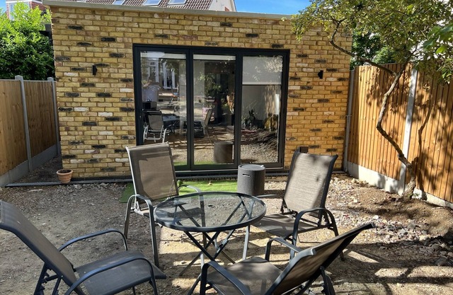 New Large Studio/Annex with private parking
