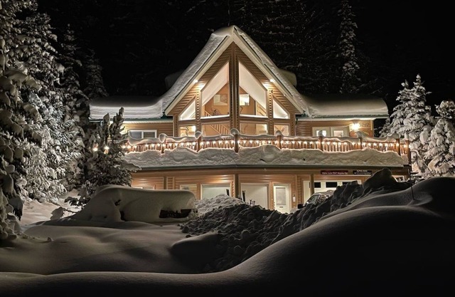 *New Listing* Alpine Aerie Log Chalet | Ski In/Ski Out | Hot Tub