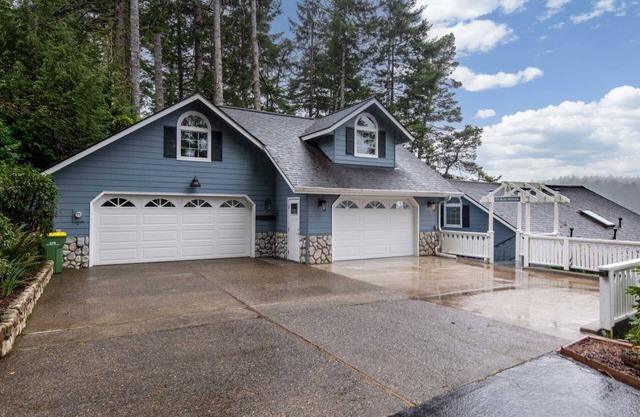 New Listing! Beautiful Lakefront home w/amazing lake views, private dock, hot tub, and gameroom