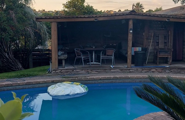 New "Little White Cabin" 2 single beds, Nice ensuite & shower. Pool & cabana.