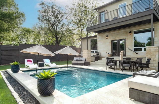 New Luxe Poolside Stay Balcony Views Outdoor BBQ