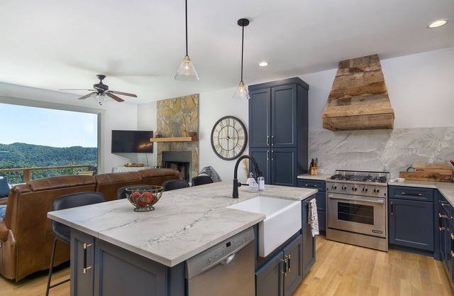 New Luxury 4 bedroom Mountain View Home w/hot tub!