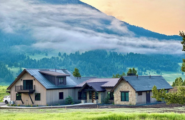 NEW! Luxury Home - Private hot tub, amazing views, excellent location!