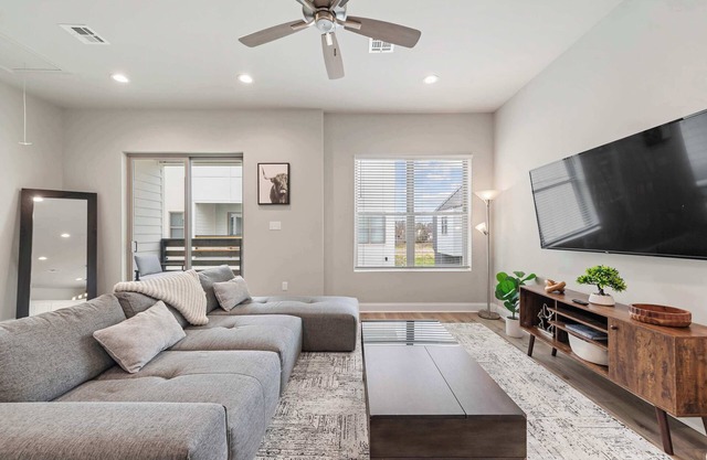 New Luxury Home King Bed Garage