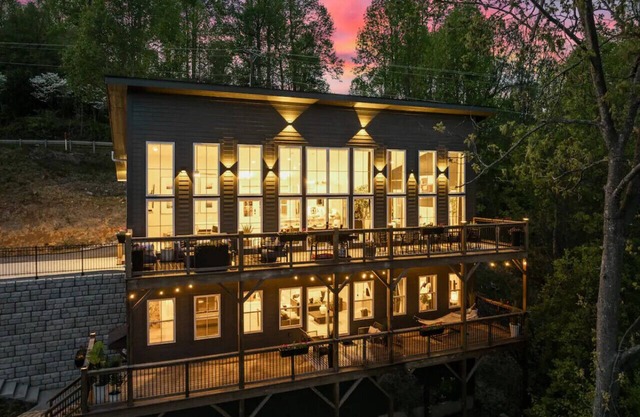 New, Luxury, Secluded, Breathtaking Mountain Views, HotTub, FirePit