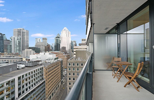 New Luxury Unit in Heart of MTL 913 | Metro access