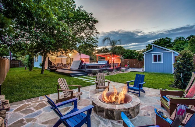 NEW MODERN HOME, DESIGNED FOR COMFORT, SWIM SPA, TESLA CHARGER, 20 MIN TO ATX