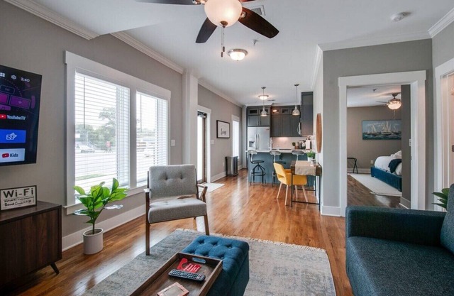 New Nashville Condo with 2 King beds, walk to bars