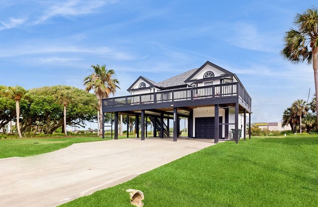 New Pirates Beach Home "Mimosa Manor" | Large Deck & Grill | Walk to Gulf