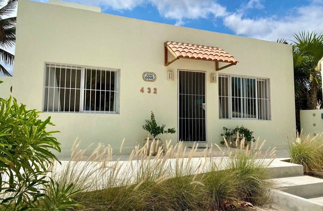 New Remodeled Charming house 2 b, 2 bath w/Pool