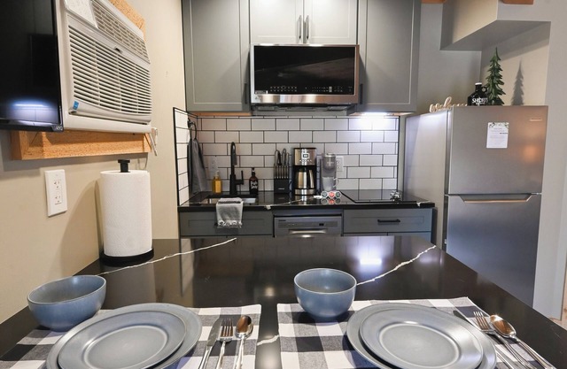 NEW Renovated Kitchen! Upscale throughout. 1 bedroom KING bed. sleeps 2 WIFI