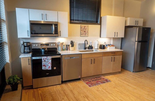 New, Safe, Uptown 1BR Apartment Walkable!