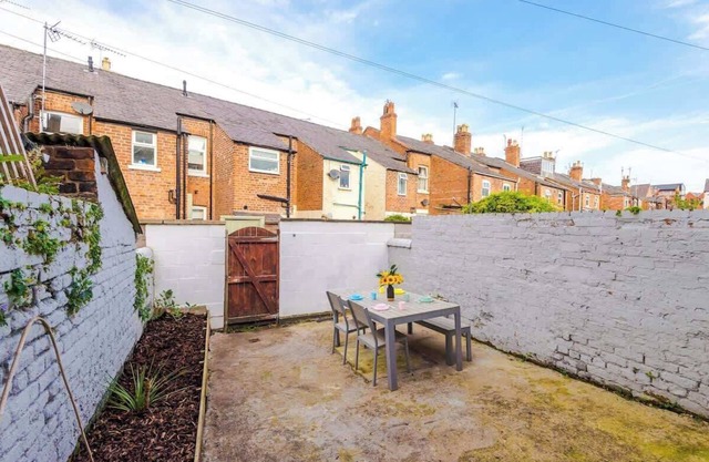 NEW! Spacious & Stylish home, City centre, Sleep 4