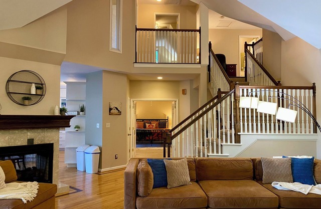 New Stunning Lil Bit of Heaven w/Mt Views near Asheville Spacious Relaxing