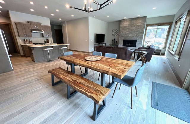 New, Stunning & Modern Luxury, Fire Pit, A/C, Golf, Bike, Hike & Mt Bachelor