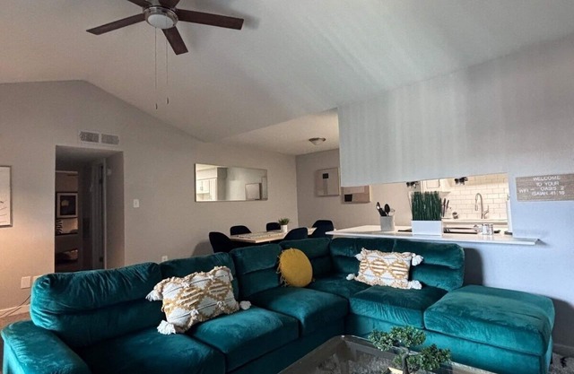 NEW Stylish SoLa Oasis - Pool View, Gym+ Office