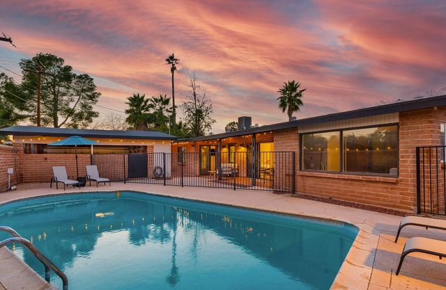 ✰ NEW ✰ Sunset Flats - 4BR, Pool, BBQ, Minutes to UA