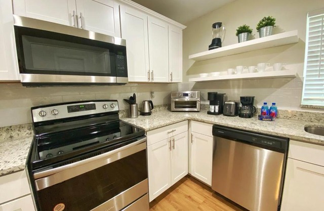 *NEW*Sunshine Gorgeous- 3BD/2BA -Private Backyard!