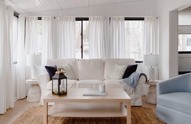 NEW! The Royal Post/Charming Cottage/2 bedroom 2 bath/1 block to lake/fire pit