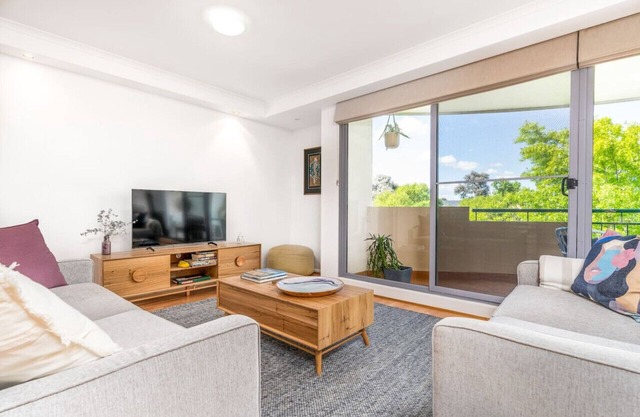 New to VRBO: 2BR/2BA Apt w/Dedicated Workspace & Free parking!