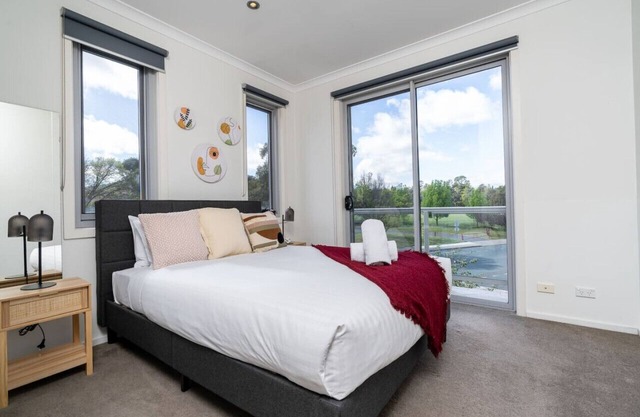 New to VRBO: 3BR Modern Apt | Prime Location 7 Mins to CBD!