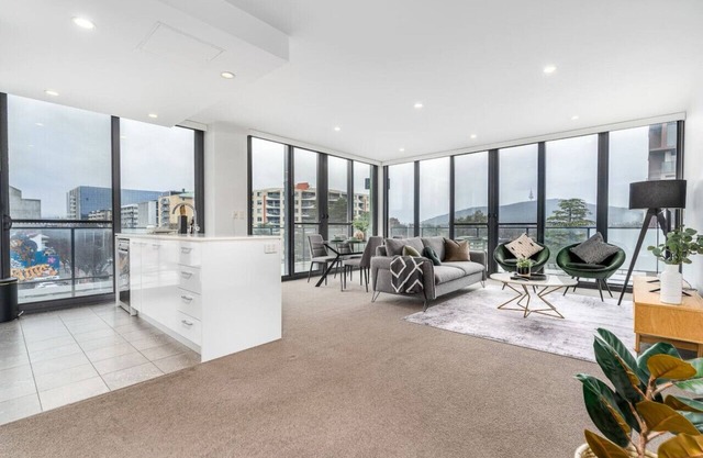 New to VRBO: Roomy 2BR/2BA City-Centre Apt