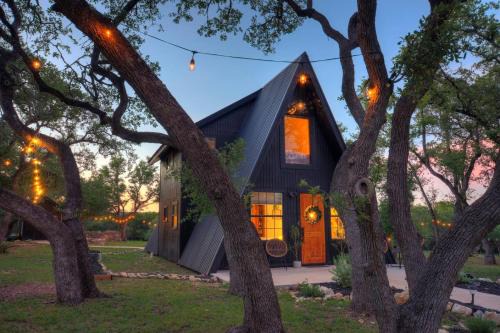 NEW Treehouse at Link Lane 2 Acres w Hot Tub