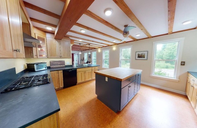 NEW! Warm, Cheery and Bright Post & Beam. Secluded Location, Close to Ski Hill and Village Center