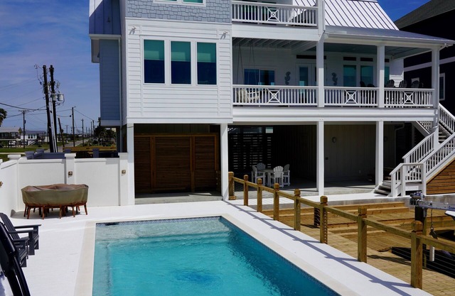 NEW Waterfront Luxury House, Boat Lift, Fishing Dock, Swimming Pool, Great Views
