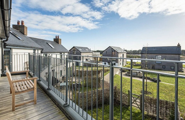 Newbury Cottage - Two Bedroom Villa, Sleeps 4