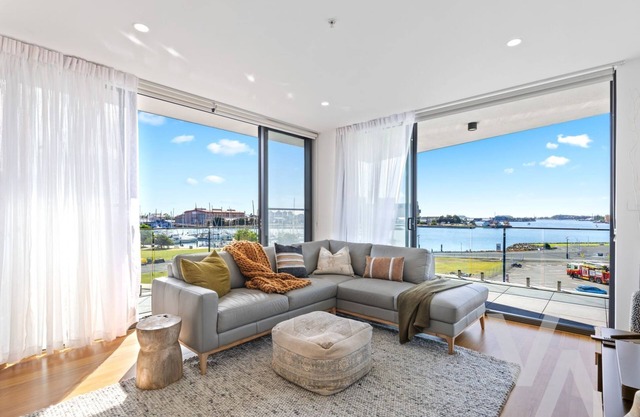 Newcastle Harbour View Apartment, 2 Bed, 2 Bath, Free Parking