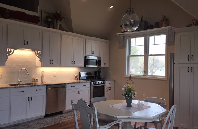 Newer, spacious and clean cottage with river view!