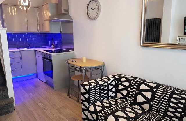 Newly built 2 Bedroom apartment 30 mins to central london- free parking-
