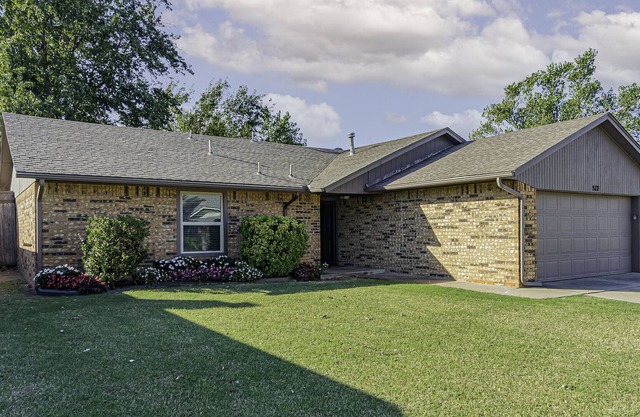 NEWLY FURNISHED LUXURY RETREAT AT OKC/MOORE/NORMAN BORDER!