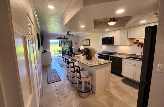 Newly REMODELED 1st floor condo, huge patio, perfect location