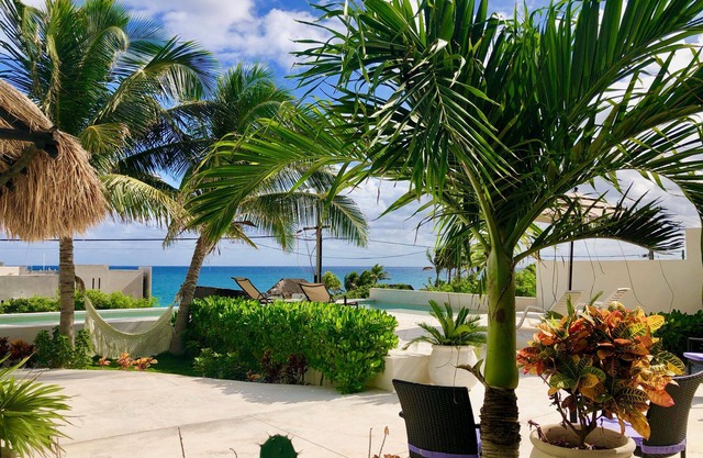 Newly Remodeled 2 bedroom ocean view house, indoor/outdoor living & private pool