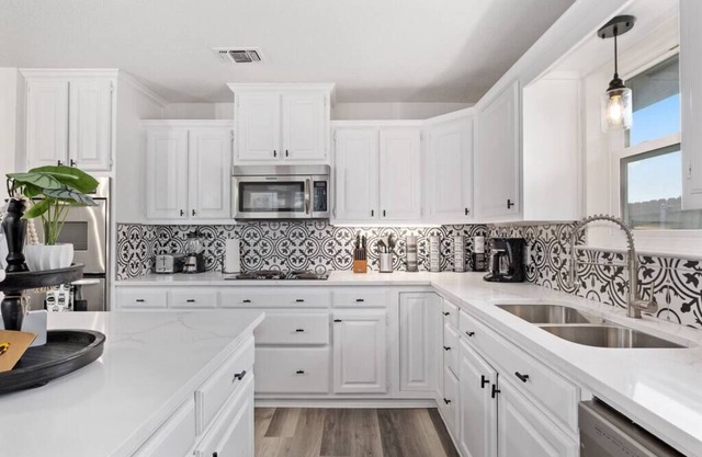 Newly remodeled 5BR 3BA w/pool 16 ppl
