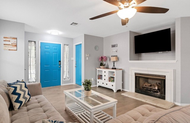 Newly Remodeled Modern Pet-Friendly W/Google Fiber + Bars+Food+Nature Nearby