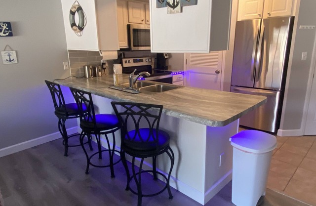 Newly remodeled updated condo,12x32 Boat slip, wi-Fi Internet cable TV, pwc slip
