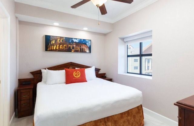 *NEWLY RENOVATED* 2 Bedroom Resort Condo Walking distance to UNIVERSAL