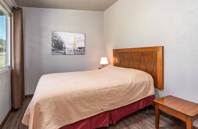 NEWLY RENOVATED 2bedroom in heart of Oakhurst