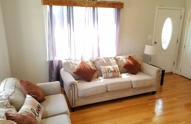 Newly Renovated 5 Bedroom Home With Free Parking