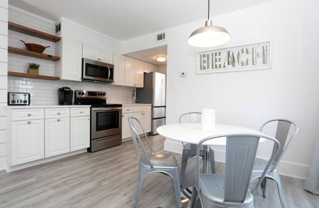 Newly renovated Beach Block Condo with Pool