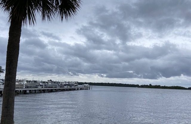 Newly renovated cottage located few houses from intercoastal