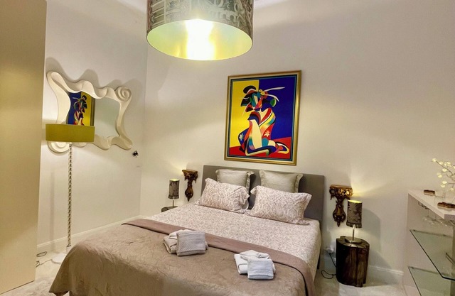 NEWLY RENOVATED CHIC & GLAMOR LARGE STUDIO