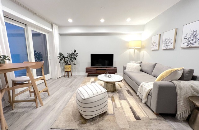 Newly renovated condo, minutes to NYC!