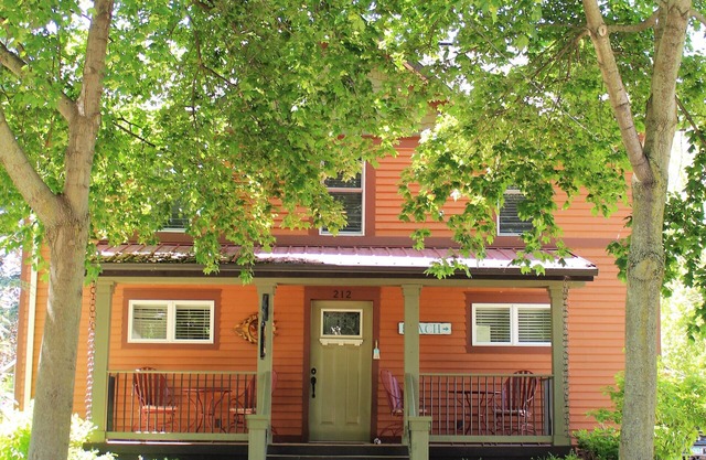 Newly Renovated Cozy Efficiency