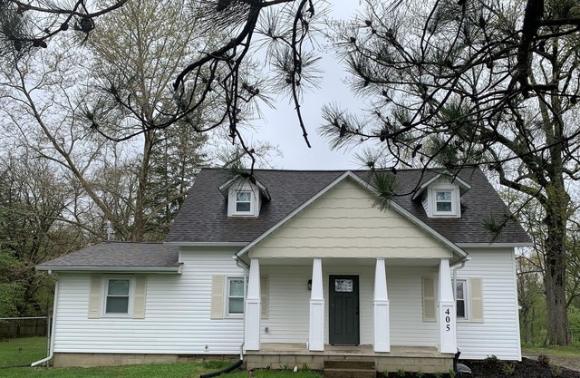Newly renovated farmhouse - walk to Kenyon